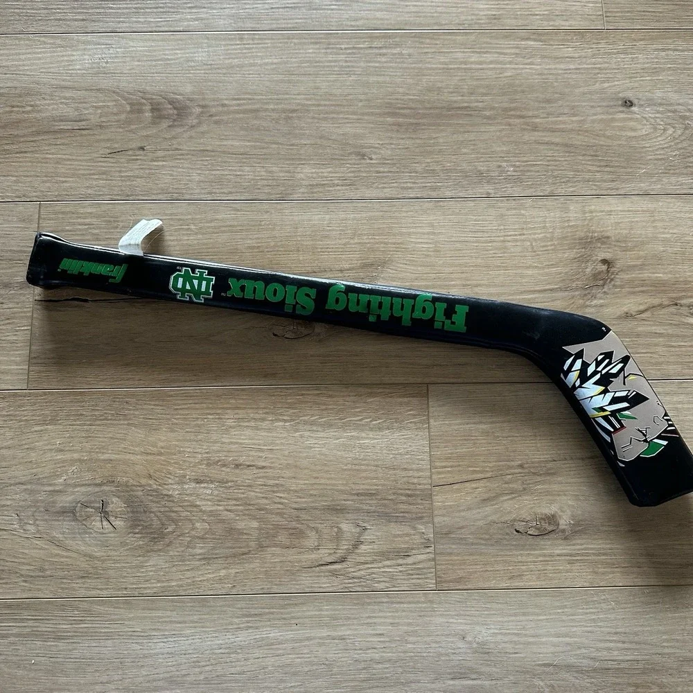 VINTAGE UND Fighting Sioux North Dakota Kids Floor Hockey Stick Collectible Soft